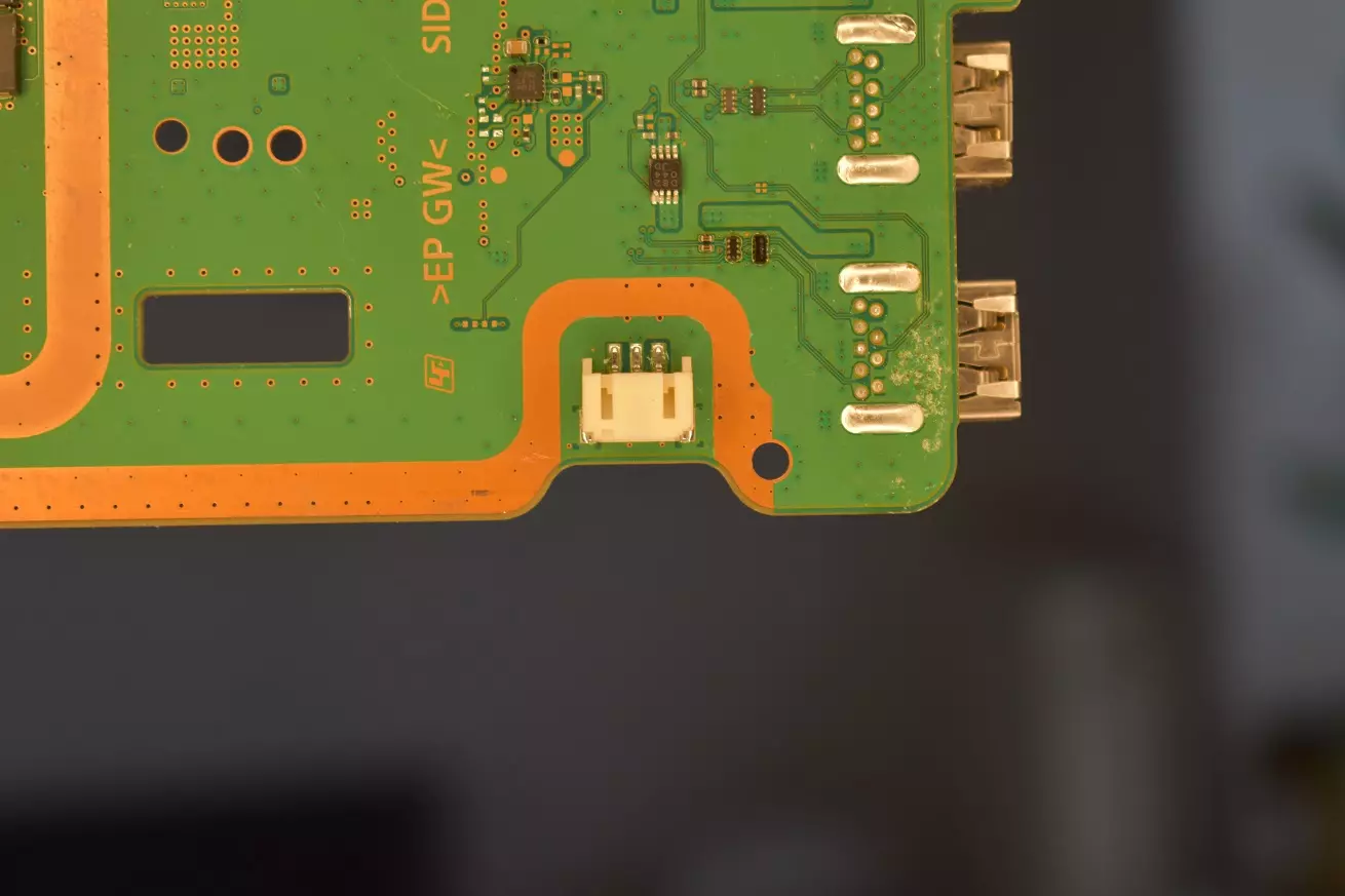 Naprawa gniazda wentylatora PS4 złącze zasilania przy portach USB Naprawa gniazda wentylatora PS4 złącze zasilania przy portach USB przygotowanie do diagnostyki