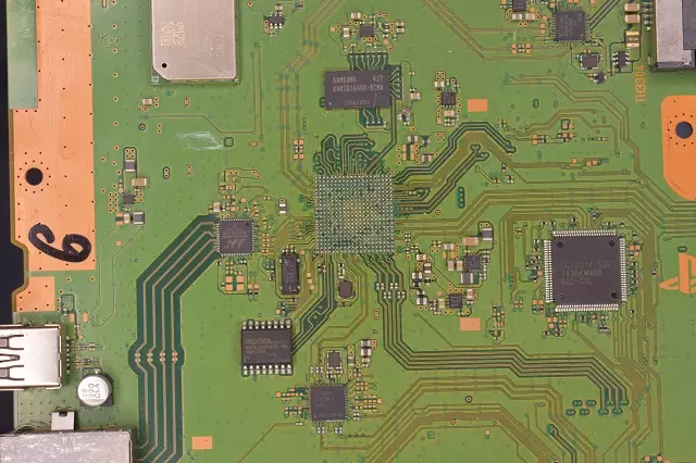 Naprawa płyty głównej PS4 BGA punkty ścieżki przygotowanie Naprawa płyty głównej PS4 BGA punkty ścieżki przygotowanie serwis