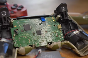 Pad PS4 rozłącza się płytka główna kontrolera zdemontowana przy gnieździe USB