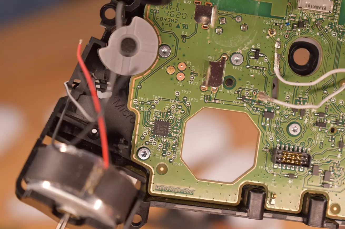 Pad Xbox One nie łączy się z konsola PCB silnik i konektory Pad Xbox One nie łączy się z konsolą PCB silnik i konektory naprawa