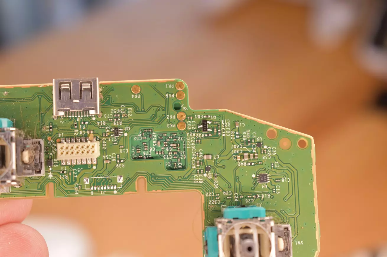 Pad Xbox One nie łączy się z konsolą port microUSB i zanieczyszczony analog Pad Xbox One nie łączy się z konsolą port microUSB i zanieczyszczony analog problem