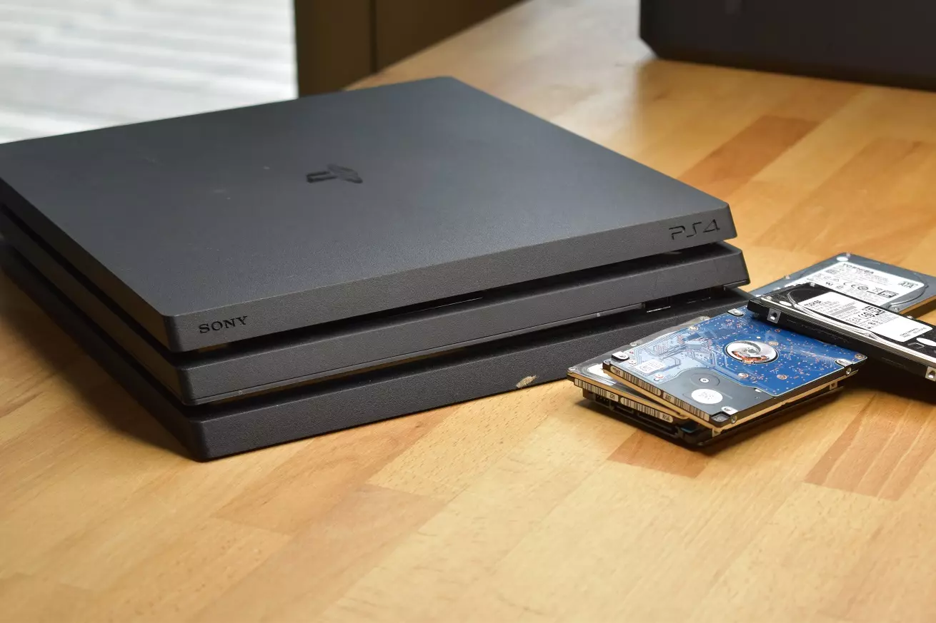 PS4 wymiana dysku HDD SSD PS4 wymiana dysku HDD SSD konsola