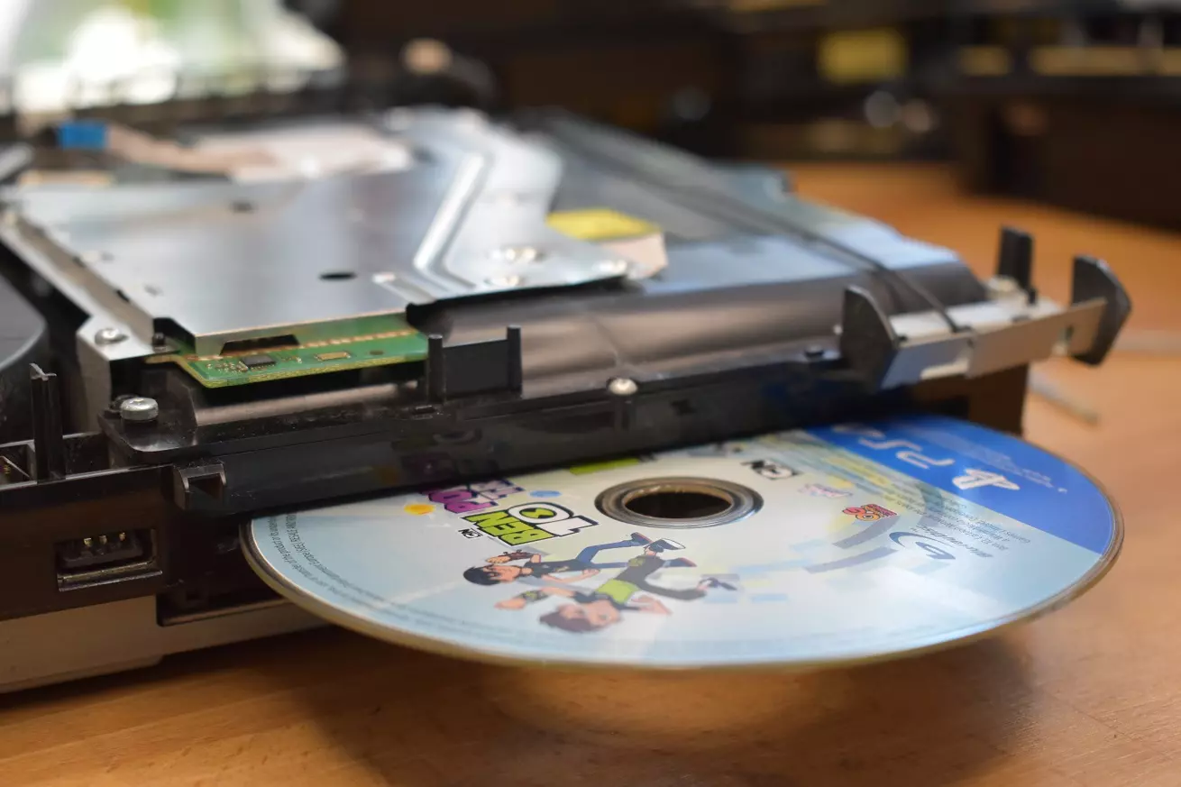 PS4 wysuwa płytę napęd Blu-ray z problemem wysuwania PS4 wysuwa płytę napęd Blu-ray z problemem wysuwania naprawa