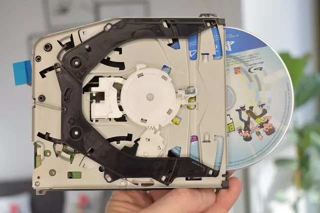 PS4 wysuwa płytę napęd zdemontowany problem mechanizmu PS4 wysuwa płytę napęd zdemontowany problem mechanizmu serwis