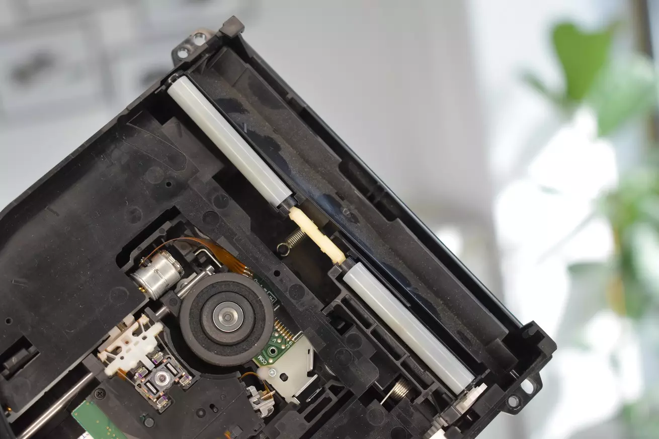 PS4 wysuwa płytę rolki napędu wewnątrz mechanizmu PS4 wysuwa płytę rolki napędu wewnątrz mechanizmu naprawa