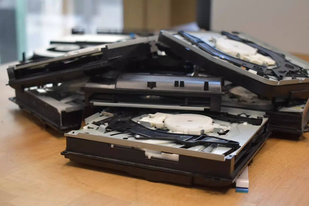 PS4 wysuwa płytę stos naprawianych napędów PS4 wysuwa płytę stos naprawianych napędów serwis