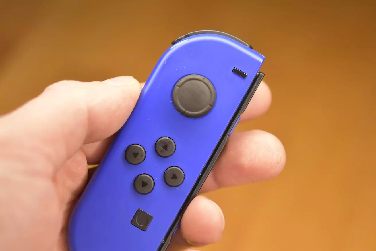 Wymiana analoga Nintendo Switch Joy-Con lewy pad z uszkodzonym analogiem Wymiana analoga Nintendo Switch Joy-Con lewy pad z uszkodzonym analogiem kontroler