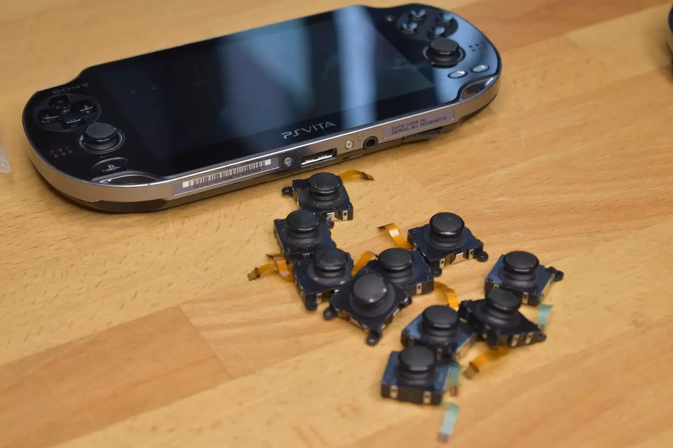 Wymiana analoga PS Vita Wymiana analoga PS Vita konsoli