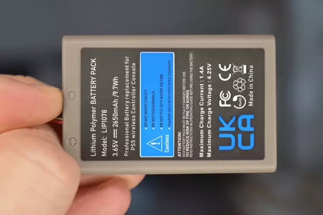 Wymiana baterii pada PS5 DualSense akumulator zamiennik UKCA 2650mAh Wymiana baterii pada PS5 DualSense akumulator zamiennik UKCA 2650mAh wersja