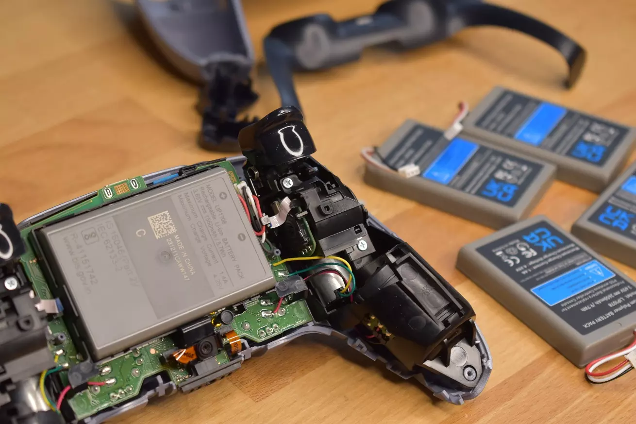 Wymiana baterii pada PS5 DualSense podłączenie wewnętrzne Wymiana baterii pada PS5 DualSense podłączenie wewnętrzne serwis