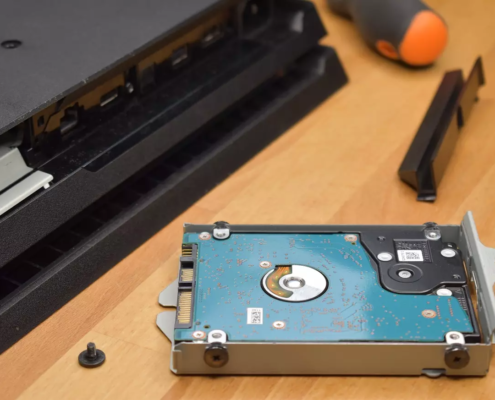 Wymiana dysku HDD na SSD w PS4 wyciągnięty konsola