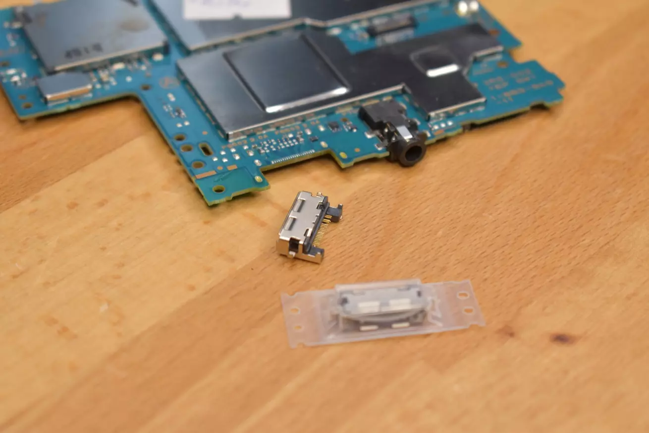 Wymiana portu ładowania PS Vita gniazdo nowy port Wymiana portu ładowania PS Vita gniazdo nowy port montaż