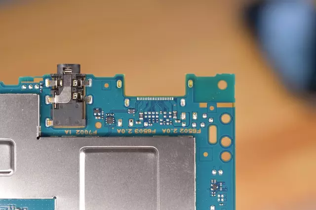 Wymiana portu ładowania PS Vita oczyszczone pola lutownicza Wymiana portu ładowania PS Vita oczyszczone pola lutownicza płytka