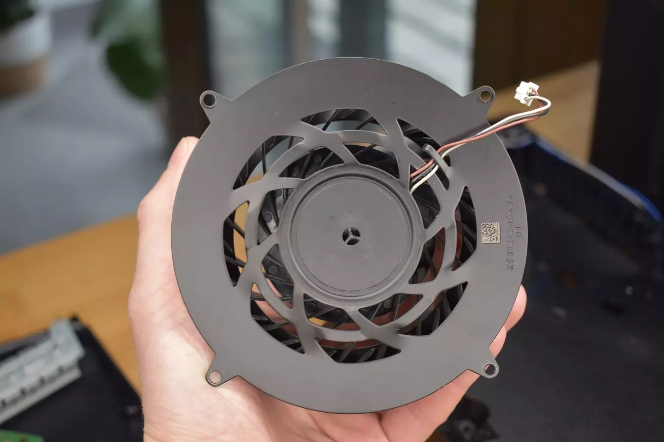 Wymiana wentylatora PS5 wentylator model KSB1212HSK Japan Wymiana wentylatora PS5 wentylator model KSB1212HSK Japan serwis