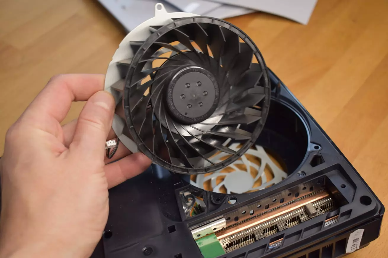 Wymiana wentylatora PS5 wymontowany wentylator z metalowa osłona Wymiana wentylatora PS5 wymontowany wentylator z metalowa osłona naprawa