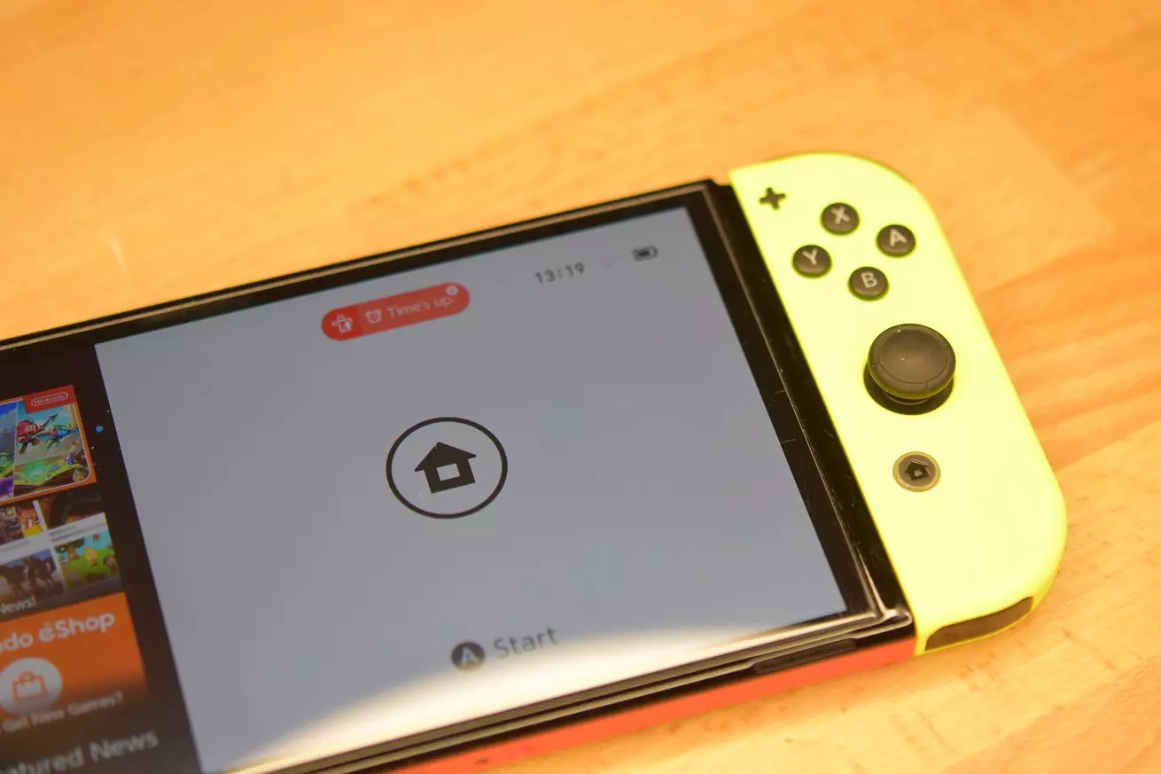 Wymiana wyświetlacza Nintendo Switch ekran menu startowe Wymiana wyświetlacza Nintendo Switch ekran menu startowe interfejs