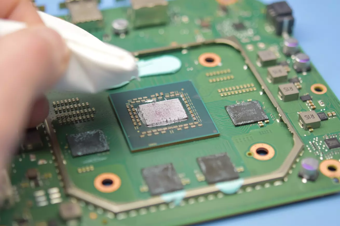 Xbox Series X usuwanie starej pasty termicznej Xbox Series X usuwanie starej pasty termicznej procesor