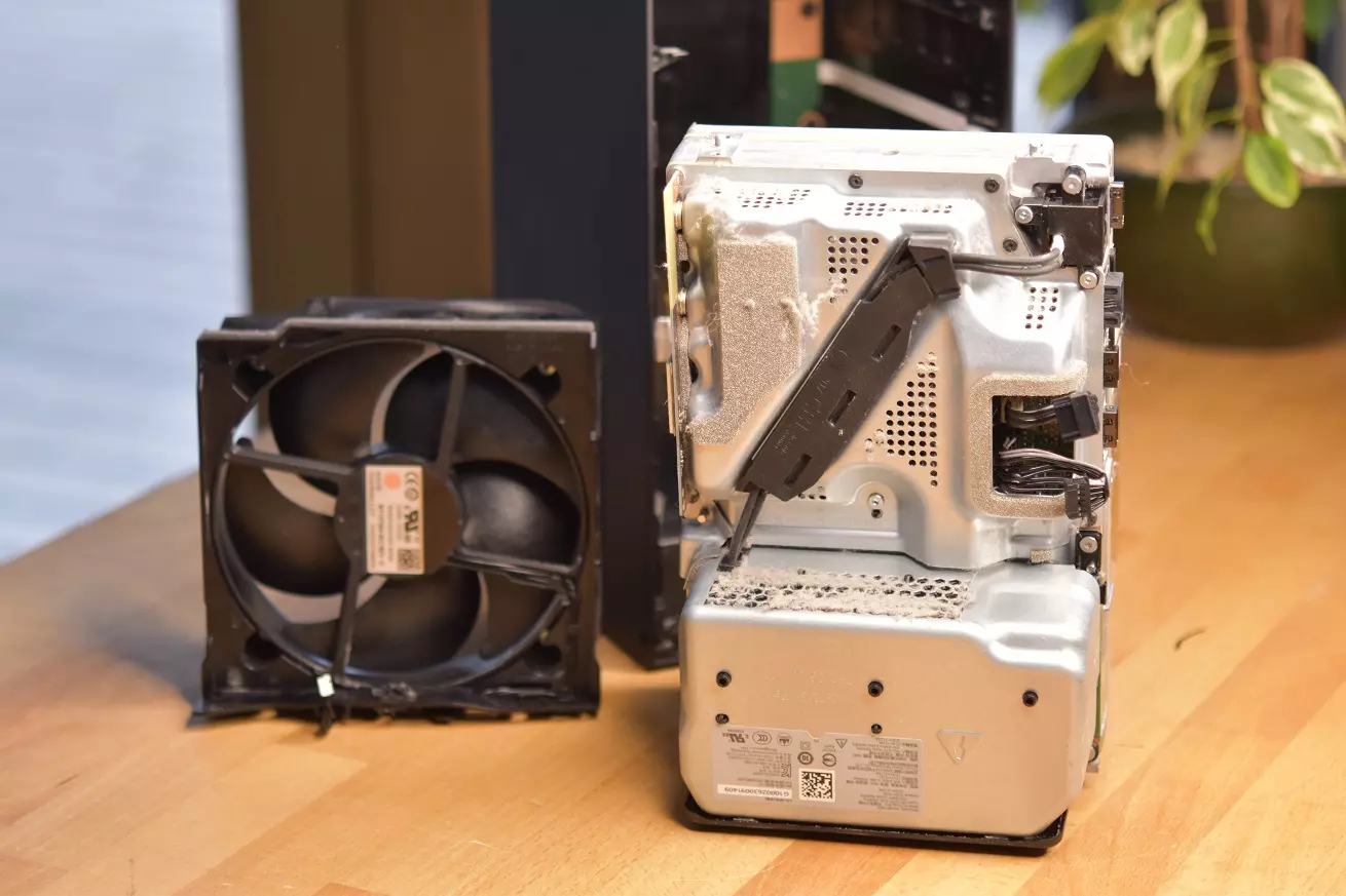 Xbox Series X wentylator i obudowa pełne kurzu Xbox Series X wentylator i obudowa pełne kurzu wewnątrz