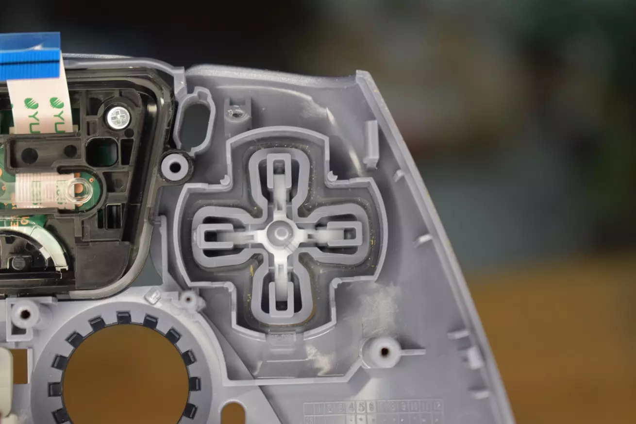 Zalany pad PS5 pad widok wnętrza Zalany pad PS5 pad widok wnętrza kontrolera