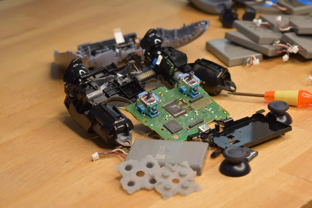 Zalany pad PS5 płytka główna wymiana analogów Zalany pad PS5 płytka główna wymiana analogów kontrolera