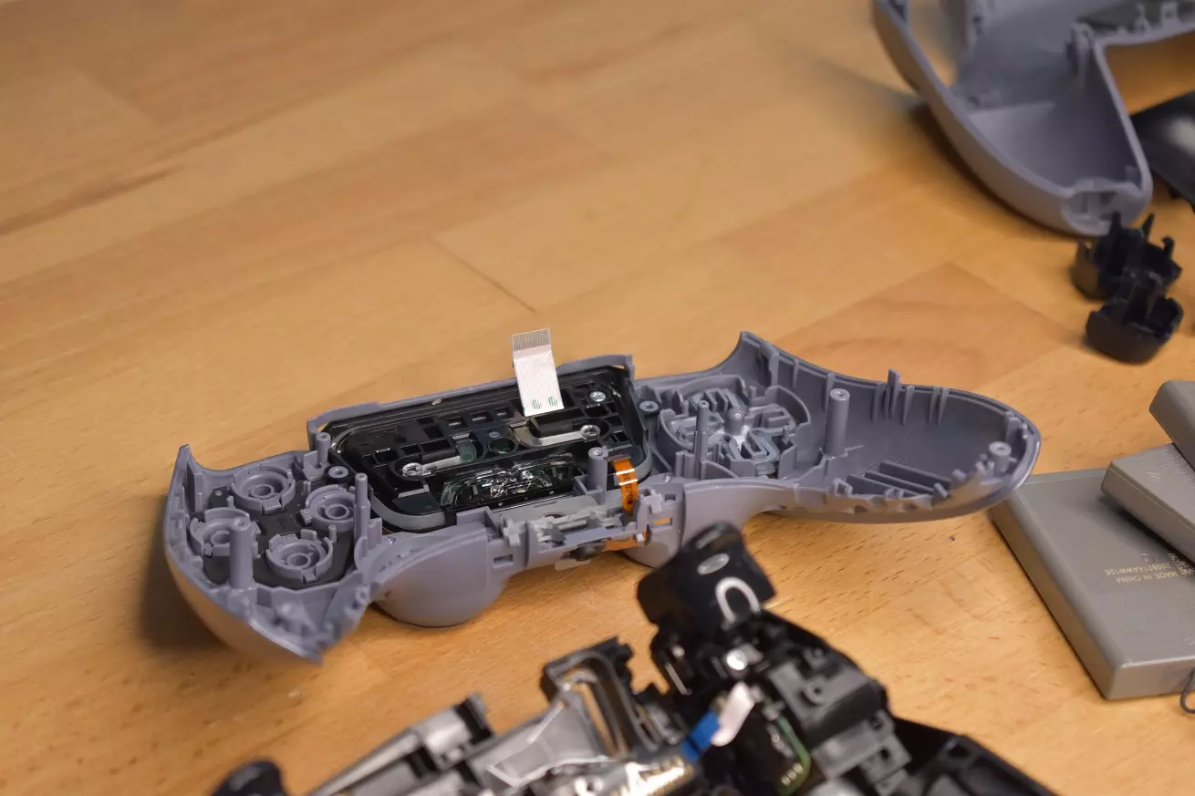 Zalany pad PS5 rozebrany w trakcie naprawy Zalany pad PS5 rozebrany w trakcie naprawy serwis