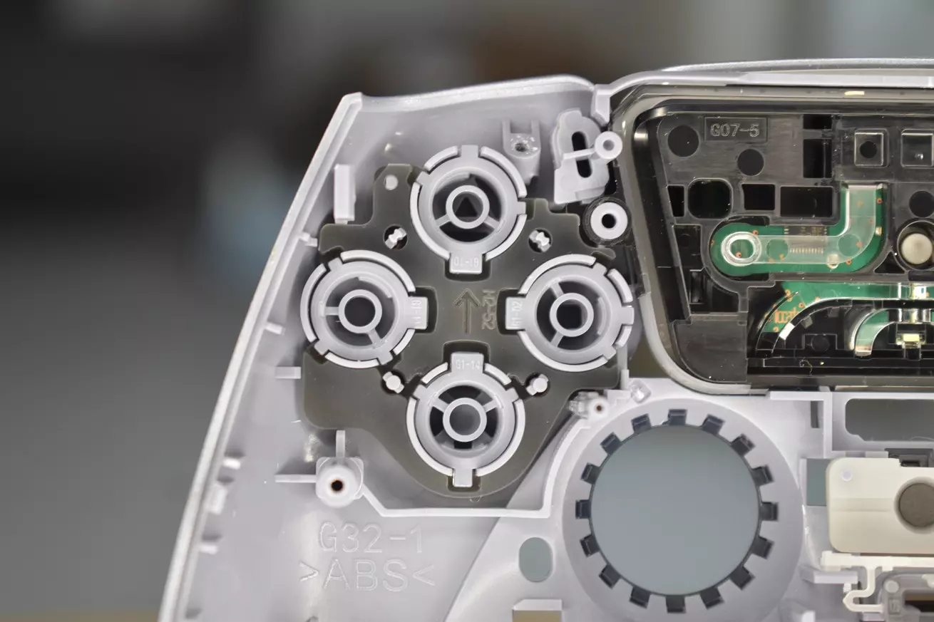 Zalany pad PS5 wymiana analoga przyciski PCB Zalany pad PS5 wymiana analoga przyciski PCB naprawa