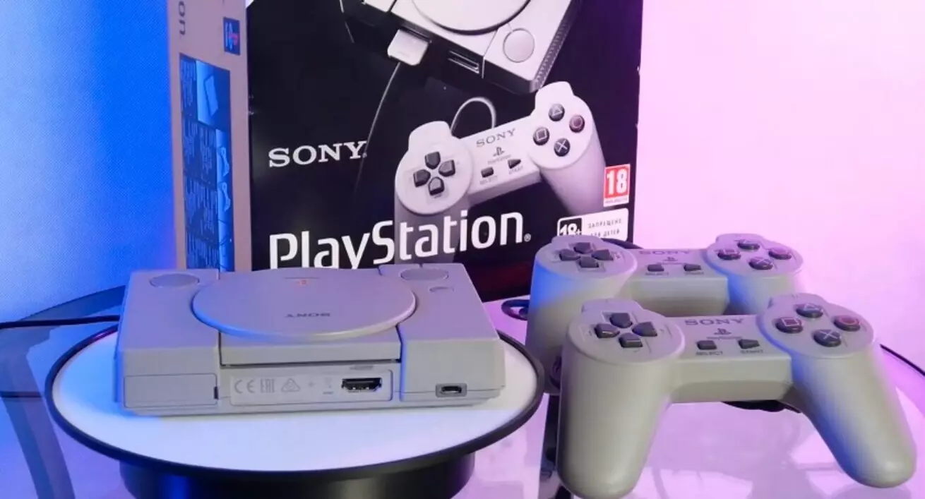 Autobleem PlayStation Classic z padami wstep Autobleem na PlayStation Classic z podłączonymi padami – wprowadzenie do instalacji i konfiguracji systemu retro