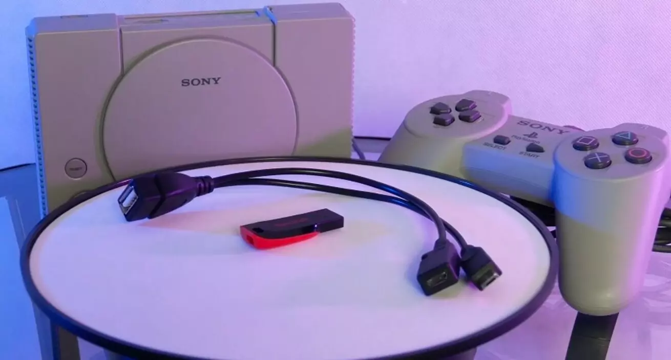 rzeczy potrzebne do instalacji Autobleem pendrive kable Rzeczy potrzebne do instalacji Autobleema – pendrive USB, kabel zasilający i przewody do PlayStation Classic